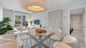 Część wypoczynkowa w obiekcie VACATION MARBELLA I Via Celere, Huge Terrace, Brand New Complex, Close to the Beach, Marbella Center