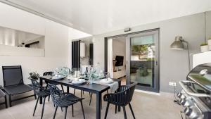 Część wypoczynkowa w obiekcie VACATION MARBELLA I Via Celere, Huge Terrace, Brand New Complex, Close to the Beach, Marbella Center