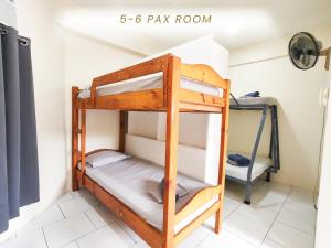 TanzaにあるCenco Suites Residences - Transient in Tanza Caviteのベッドルーム1室(二段ベッド付)