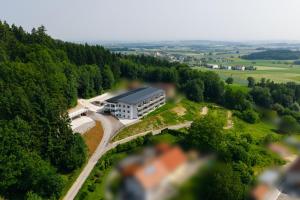 uma vista aérea de um edifício no meio de uma floresta em Danner Appartements Wolfsegg am Hausruck- Ferienwohnung & Business-Appartements Ruhige Lage, moderne Ausstattung, faire Preise em Wolfsegg am Hausruck