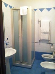 a bathroom with two sinks and a shower and two toilets at Albergo Delle Rose in Pozzuoli