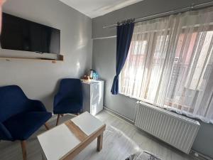 TV a/nebo společenská místnost v ubytování beydağı suit