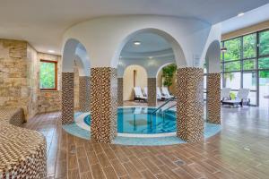 Basen w obiekcie Főnix Wellness Resort lub w pobliżu