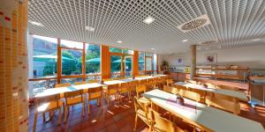a restaurant with tables and chairs and windows at DJH Bautzen Gerberbastei in Bautzen