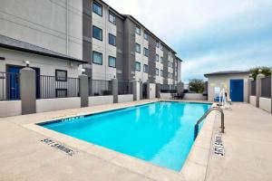 a swimming pool in front of a building at Motel 6-Marble Falls, TX in Marble Falls