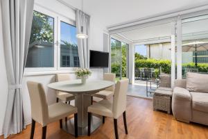 Μια τηλεόραση ή/και κέντρο ψυχαγωγίας στο Apartment Lui with rooftop swimming pool