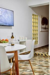 a white dining room with a white table and chairs at Casa Agustina in Arguineguín
