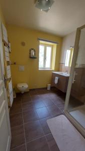 a bathroom with a toilet and a tub and a sink at Chambres indépendantes dans maison à la campagne in Le Monteil-au-Vicomte
