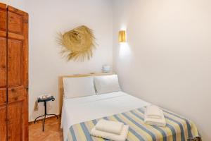 En eller flere senge i et værelse på Dar Karie