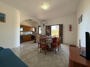 Dapur atau dapur kecil di 10 min Walk from the Sea with Spectacular Views