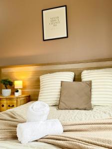 una camera da letto con un letto e un asciugamano sopra di Studio Platanes 2 - Proche Disneyland - Parking Gratuit - Meaux a Meaux