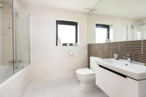 une salle de bain avec toilettes, lavabo et douche dans l'établissement Beaumont Village 21 BV21 Silverlake Dorest, à Warmwell 20 autres photos