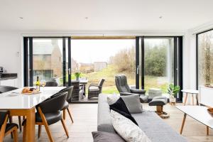 un salon avec un canapé, des chaises et une table dans l'établissement Beaumont Village 21 BV21 Silverlake Dorest, à Warmwell