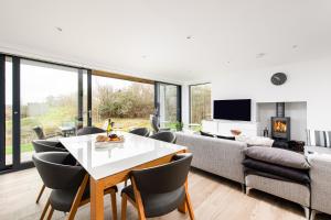 un salon avec une table et des chaises dans l'établissement Beaumont Village 21 BV21 Silverlake Dorest, à Warmwell