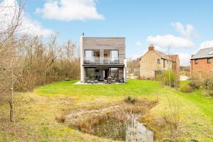 une maison au sommet d'un champ herbeux dans l'établissement Beaumont Village 21 BV21 Silverlake Dorest, à Warmwell