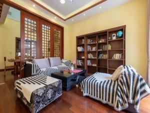 Et opholdsområde på Annie Dianchi Lake Villas