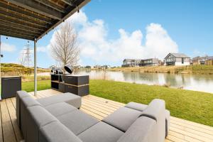 - un salon avec un canapé et une vue sur la rivière dans l'établissement Robins Retreat Silverlake OI19 Silverlake Dorset, à Warmwell