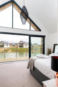 une chambre avec une grande fenêtre et un grand lit dans l'établissement Robins Retreat Silverlake OI19 Silverlake Dorset, à Warmwell