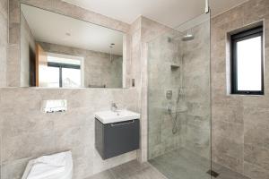 une salle de bains avec douche, lavabo et miroir dans l'établissement Robins Retreat Silverlake OI19 Silverlake Dorset, à Warmwell 39 autres photos