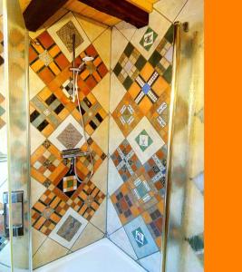 a bathroom with a shower with a tiled wall at Der Eulenblick - Seminarhaus, Ferienhaus, Gästehaus, Reitstation, Am Waldrand in Tewswoos
