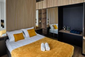 ジェシュフにあるApartament Niebieski Horyzont Kopisto 11 Centrum Miasta Rzeszówの大きなベッドと2つの枕がある寝室