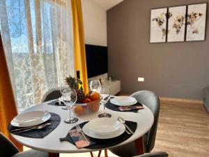Televízia a/alebo spoločenská miestnosť v ubytovaní Apartment in Jadranovo 43364