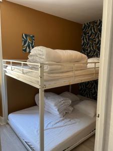 un paio di letti a castello in una stanza di Saint Pierre de Maillé 86260 Maison a Saint-Pierre-de-Maillé