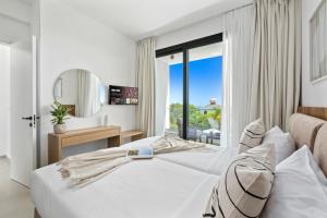 Ένα ή περισσότερα κρεβάτια σε δωμάτιο στο NEW - Cocoon Olea Luxury Villa by Nomads +50 φωτογραφίες