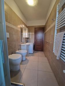 un baño con inodoro y lavabo en Bnb Petrarca, en Sesto San Giovanni
