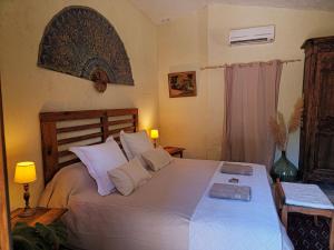 En eller flere senge i et værelse på Le mas des escans