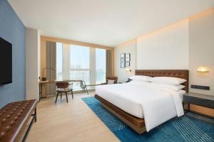 Rúm í herbergi á Four Points by Sheraton Rizhao