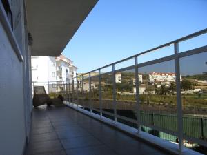 balkon z widokiem na ocean i budynki w obiekcie Casa das Camélias - I.B.G. HOME w mieście Ericeira