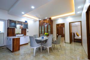 Η κουζίνα ή μικρή κουζίνα στο SBHS Homestay - Sheshadri - Near Padmavathi University Bangalore Highway