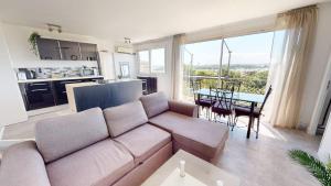 Η κουζίνα ή μικρή κουζίνα στο Verdun 4 bedrooms Panoramic view Parking +8 φωτογραφίες