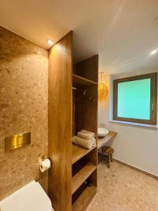 A bathroom at KWT Lodge
