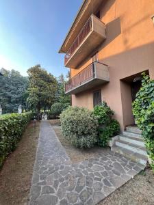 ベルガモにあるLa casa di Nina, vista sui colli di Bergamo Golfの石畳の通路付き建物