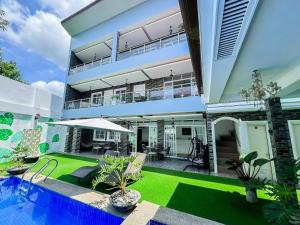 a large building with a swimming pool and a patio at Ronina's Sipocot Hotel in Sipocot
