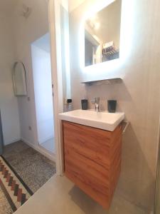 萨萨里Charlie's Apartment -Centro Storico的浴室里有洗手池和镜子