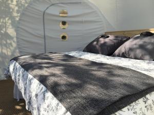 Ein Bett oder Betten in einem Zimmer der Unterkunft Bulle d'amour