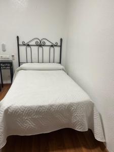 Postel nebo postele na pokoji v ubytování Hotel Mesón del Moro