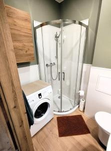 a washing machine in a bathroom with a shower at Oaza w Centrum - Apartament Tarnowskie Góry in Tarnowskie Góry +16 photos