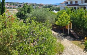 Κήπος έξω από το Amazing Apartment In Lopar With House Sea View