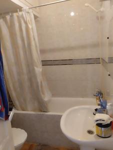 Un baño con lavabo, bañera e inodoro. en Appartement Palm Beach - Mansouria, en Pont Blondin 7 fotos más