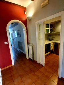 - une cuisine avec des murs rouges et une voûte dans une pièce dans l'établissement Colosseo RHome, à Rome 17 autres photos