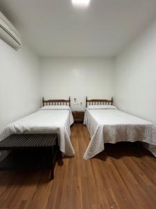 Postel nebo postele na pokoji v ubytování Hotel Mesón del Moro