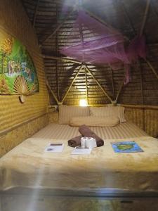 Un pat sau paturi într-o cameră la Samui Circus Studio & Ville - Dome Bungalow 2