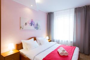 um quarto com uma cama com duas toalhas em Lux Apartments Karetny Pereulok em Moscou