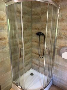 Ένα μπάνιο στο Apartamenty z własnym stawem nad jeziorem +4 φωτογραφίες