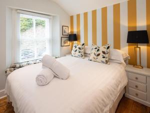 Ένα ή περισσότερα κρεβάτια σε δωμάτιο στο 3 bed in Dartmouth 74972
