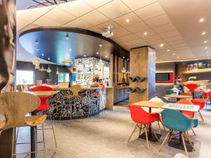 Ein Restaurant oder anderes Speiselokal in der Unterkunft Hotel ibis Lisboa Jose Malhoa 
